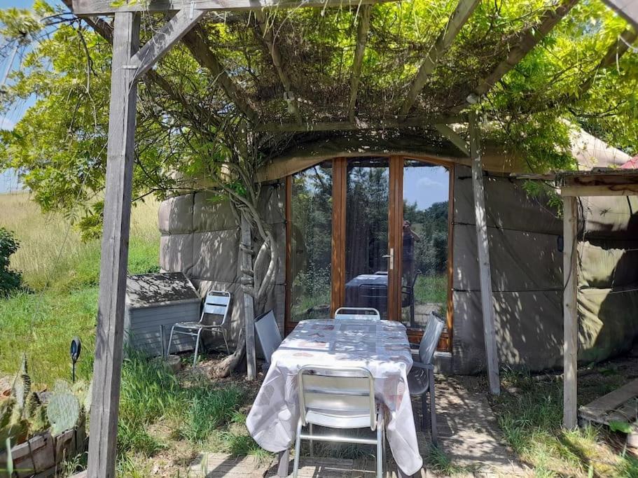 Charmante Yourte Contemporaine Carmaux Exterior photo